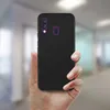 A hand holding a black smartphone case. Podgląd zdjęcia produktu