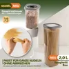 A marketing image showcasing food storage containers, including a spaghetti box and spice jars, with hands demonstrating how pasta fits into the container. Anteprima dell’immagine prodotto