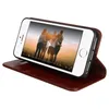 A brown leather flip case for an iPhone is shown with the phone open, displaying a video of four people. Voir les images du produit