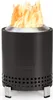 A black Solo Stove Mesa Ash fire pit with flames burning on a white background. Voir les images du produit