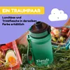 A green water bottle with a brown lid is shown in the foreground, surrounded by green foliage. In the background, a lunchbox with food is visible. Produktbild-Vorschau