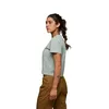 Dame trägt das gestreifte T-Shirt "Bd Stripe Ss Tee" von Black Diamond; seitliche Ansicht; mit braunen Hosen. Produktbild-Vorschau