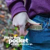 A hand is placing a portable cutlery set into the pocket of a pair of blue jeans. Voir les images du produit
