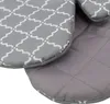 A close-up view of two oven mitts, one with a grey and white geometric pattern and the other in solid grey with a quilted texture. Anteprima dell’immagine prodotto