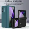 Two protective cases for a foldable smartphone are displayed, one teal and one black. The teal case is shown closed, while the black case is shown open, revealing the phone's screen. Voir les images du produit