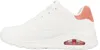 A side view of a white Skechers Uno sneaker with pink accents. Produktbild-Vorschau
