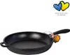 A black cast iron skillet with a tag attached to the handle and a logo in the top right corner. Produktbild-Vorschau