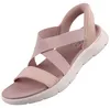 Auf dem Bild ist eine rosa Sandale abgebildet die auf der linken Seite zu sehen ist. Die Sandale hat ein schlichtes Design mit einem Riemen über dem Fuß und einer strapazierfähigen Sohle. Produktbild-Vorschau