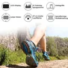 A person running on a dirt path with rocky cliffs and greenery in the background. Icons and text describing product features are overlaid at the top. Anteprima dell’immagine prodotto