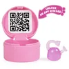 A pink toy accessory box with a QR code on the lid and a small purple watering can next to it. Náhled obrázku produktu