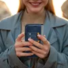 A person holding a phone case with card slots. Produktbild-Vorschau
