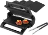 A black electric grill with two burgers on the bottom plate and a pair of tongs next to it. Produktbild-Vorschau