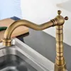 A close-up view of a vintage-style kitchen faucet with a brushed gold finish, positioned over a stainless steel sink. Anteprima dell’immagine prodotto