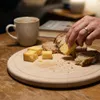 Runde Holzschneidebrett aus Buchenholz 28 cm mit Rille zum Produktbild-Vorschau 3