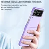 A hand holding a purple phone case. Produktbild-Vorschau