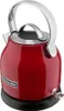 A red KitchenAid electric kettle on a black base, photographed against a white background. Anteprima dell’immagine prodotto