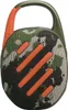 A close-up view of the back of a portable speaker with a camouflage pattern and an orange carabiner clip. Produktbild-Vorschau