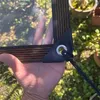 Klare Plane mit schwarzen verstärkten Kanten und Metallösen, von einer Hand im Freien gehalten Anteprima dell’immagine prodotto