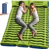 A couple sleeping on a green camping mat. Produktbild-Vorschau