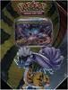 A Pokemon trading card game tin featuring artwork of Pokemon characters and a Pokemon logo. Voir les images du produit