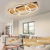 A modern living room with a ceiling light fixture and a hand holding a smartphone displaying the same light fixture. Anteprima dell’immagine prodotto