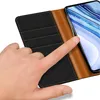 A hand is shown interacting with a phone case. Náhled obrázku produktu
