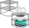 Two black metal corner shelf units are shown against a white background. One unit is empty and has three tiers. The second unit is assembled and holds three glasses, a white bowl, and a stack of teal and white plates. Anteprima dell’immagine prodotto