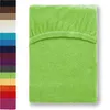 A folded green fitted sheet is shown against a white background. To the left, a vertical strip displays swatches of various colors of the same product. Produktbild-Vorschau