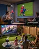 Collage showing two different scenarios of using a projector: one indoors with a family watching a soccer game, and another outdoors in a backyard with children and adults watching a video game. Anteprima dell’immagine prodotto