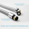Close-up view of the connectors of two stainless steel shower hoses, highlighting the international standard G1/2 connection and brass joint sealing. Anteprima dell’immagine prodotto