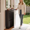 Frau öffnet die Tür neben dem SoBuy Schuhschrank FSR169-SCH im Flur Podgląd zdjęcia produktu