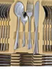 A set of cutlery in a yellow tray. Anteprima dell’immagine prodotto