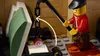 LEGO 10278 Icons Poste de police, grand jeu de construction Voir les images du produit 49