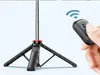 A hand holding a remote control for a selfie stick/tripod. Náhled obrázku produktu