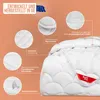 A close-up of a white duvet with various callouts highlighting its features and materials. Produktbild-Vorschau