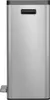 A full-shot of a silver and black pedal trash can. Voir les images du produit