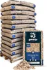 A stack of bags of wood chips on a pallet, with one bag in the foreground showing product details. Produktbild-Vorschau
