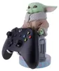 A figurine of Grogu from Star Wars holding an Xbox controller, presented on a stand. Anteprima dell’immagine prodotto