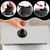 A collage showing how to attach a suction cup to a laptop, with a close-up of a hand attaching the suction cup to a laptop. Voir les images du produit