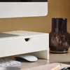 SoBuy Bildschirmerhöhung BBF02-W mit Schubladen auf Schreibtisch, daneben Maus und Tastatur Voir les images du produit