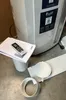 A portable air conditioner unit with its accessories and remote control laid out on a floor. Produktbild-Vorschau