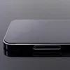 Close-up side view of a smartphone screen protector with a black border. Anteprima dell’immagine prodotto