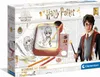The image shows the packaging of a Harry Potter themed art studio toy. It features illustrations of characters, the product itself, and branding. Produktbild-Vorschau
