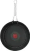 A black frying pan with a silver handle is shown from a top-down view against a white background. Anteprima dell’immagine prodotto