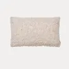 A fluffy, rectangular pillow cover is centered on a light gray background. Anteprima dell’immagine prodotto