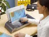 A woman is using a Fellowes Thermobindegerät Helios 30 in an office setting. Anteprima dell’immagine prodotto