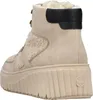 A rear view of a beige high-top boot with cream-colored shearling lining and a black accent at the heel. Voir les images du produit