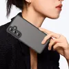 A woman is holding a phone case against her shoulder. Anteprima dell’immagine prodotto