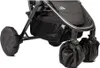 Close-up view of the lower part of a black stroller, showing the wheels and storage basket. Anteprima dell’immagine prodotto