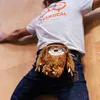 Kletterer mit einem Chalk Bag in Form eines Faultiers von YY Vertical; während er an einer Kletterwand arbeitet. Produktbild-Vorschau